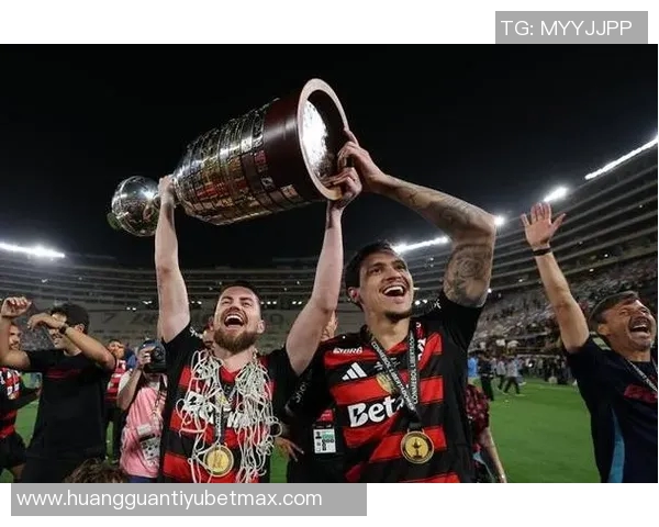 达尼洛成历史首位双冠王者夺得欧冠与南美解放者杯双料冠军